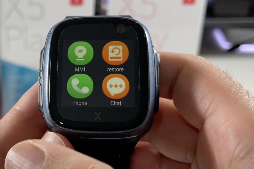 Man sieht die verschiedenen Funktionen der XPLORA X5 Play. 